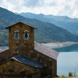 Barrage de Roselend avec sa chapelle pittoresque, un lieu emblématique de Savoie photographié par Pauline Espinosa.